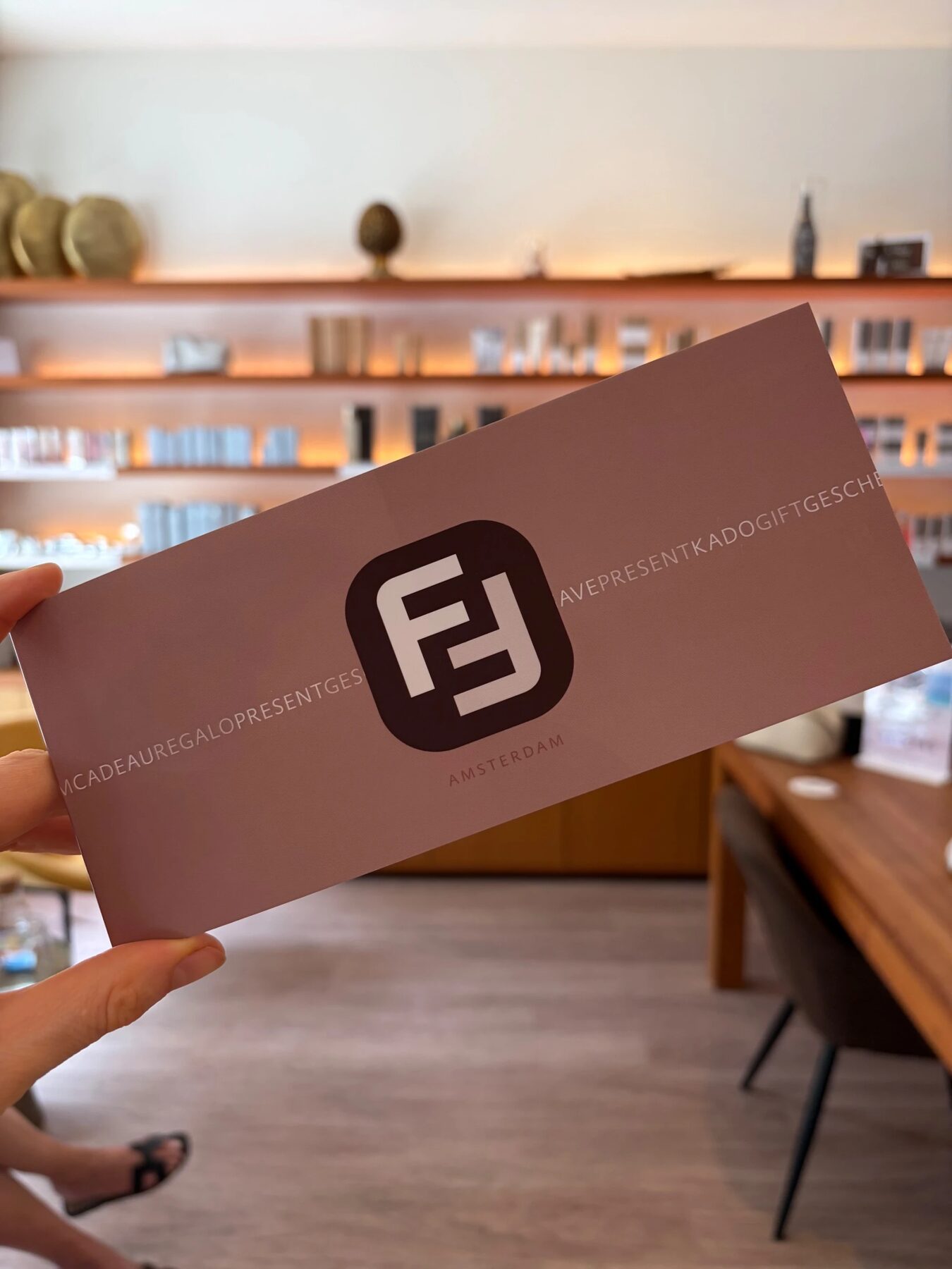 Face to Face-cadeaubon in de salon aan de Maasstraat