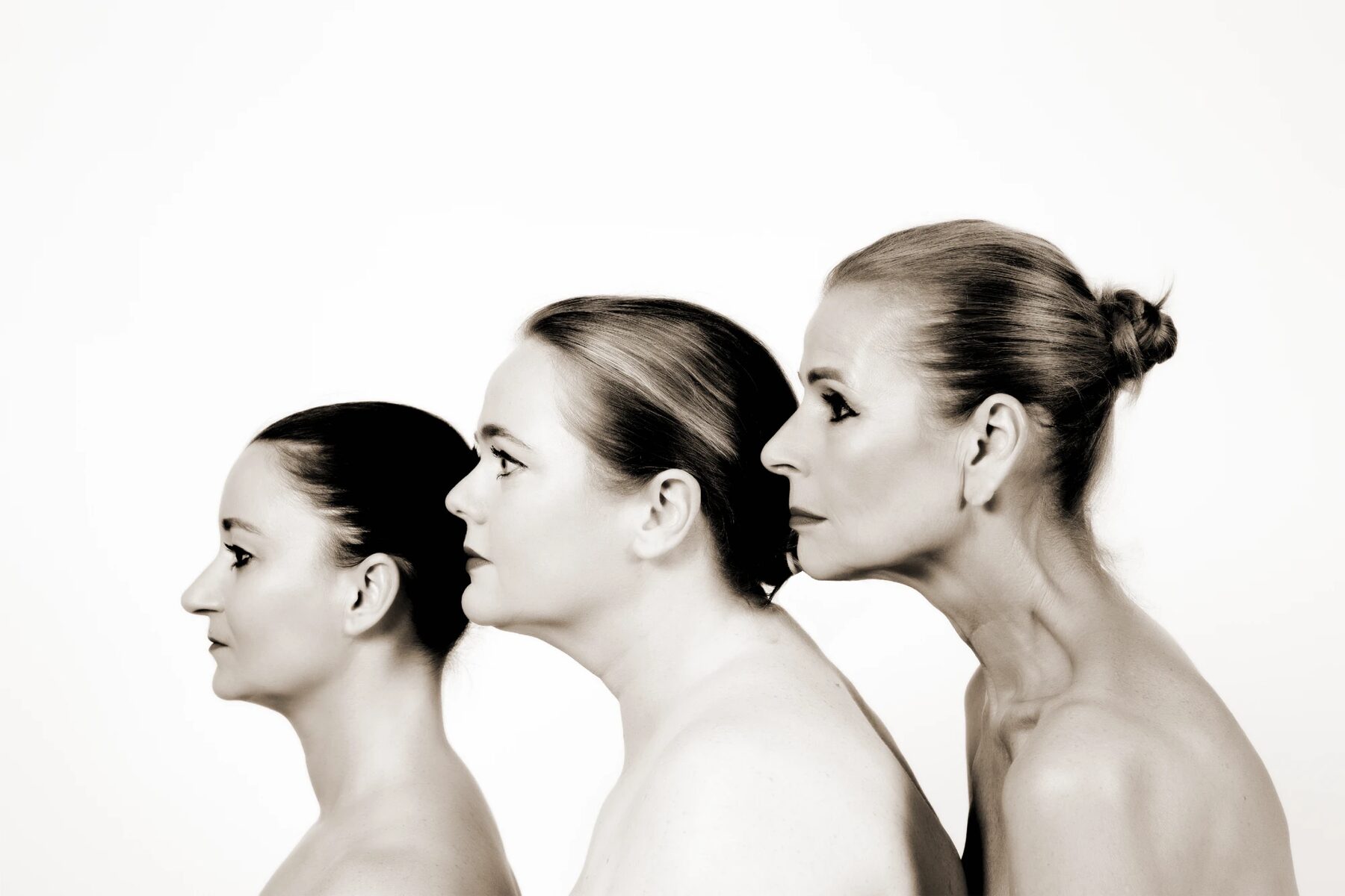 Zwart-witportret van drie vrouwen en profil, van de oude Face to Face-site